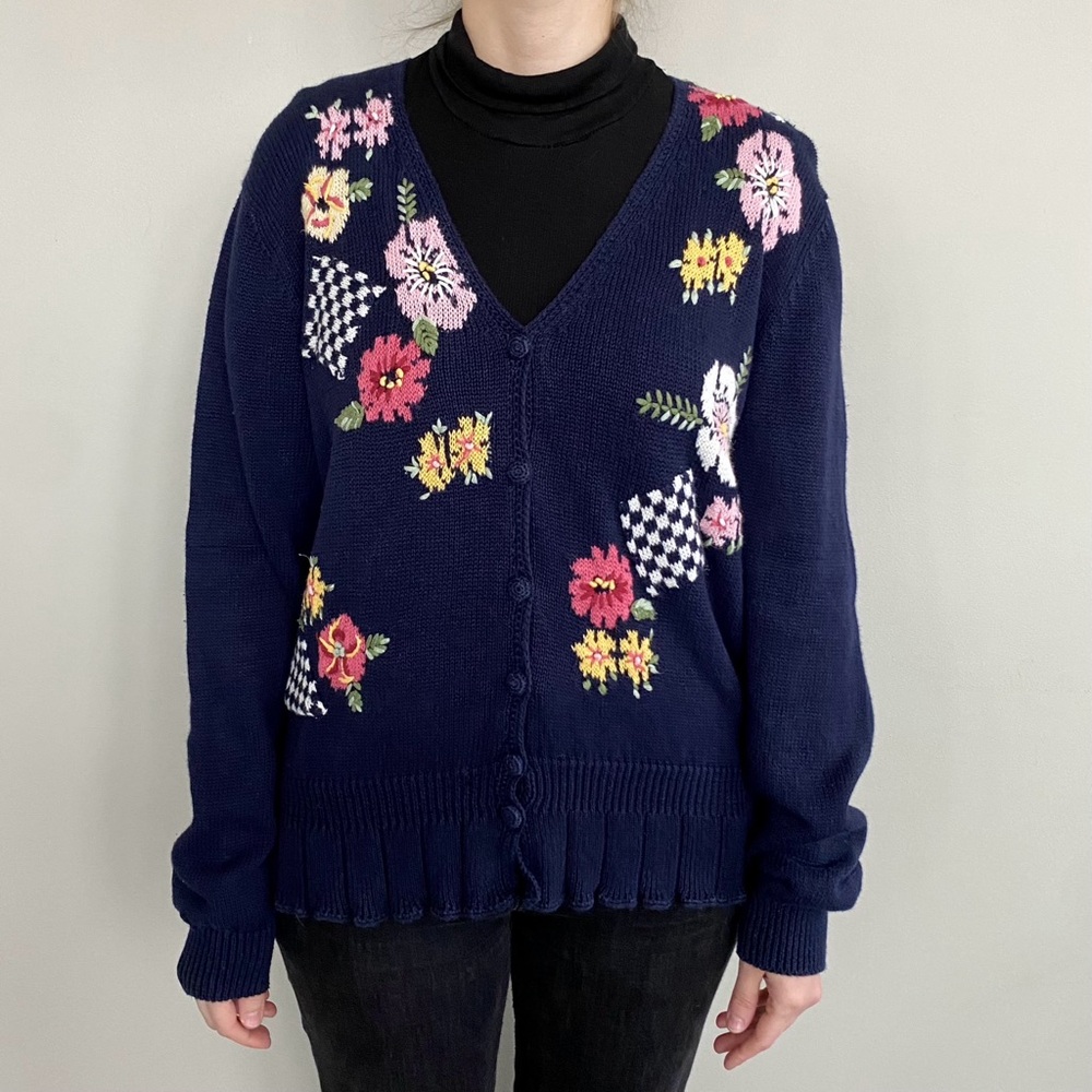 Vintage 1992 Susan Bristol embroidered floral button-down cardigan sweater. 💙
